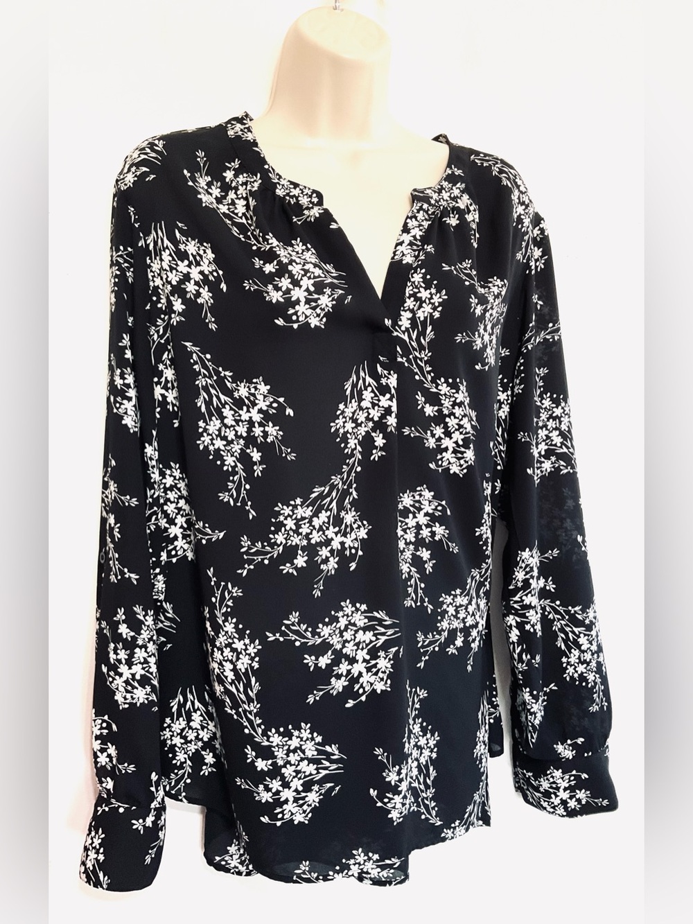 Black & White Floral V-Neck tunic Blouse by simply Vera Wang